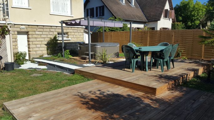 Conception et aménagement d'un jardin minéral avec une terrasse en pin