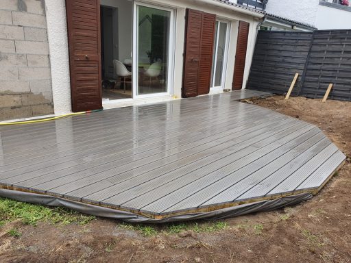 Création d'une terrasse en bois composite anthracite avant l'engazonnement
